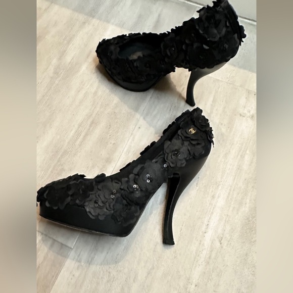 Beautiful, vintage Chanel camellia flower pumps. ART! - Picture 1 of 10